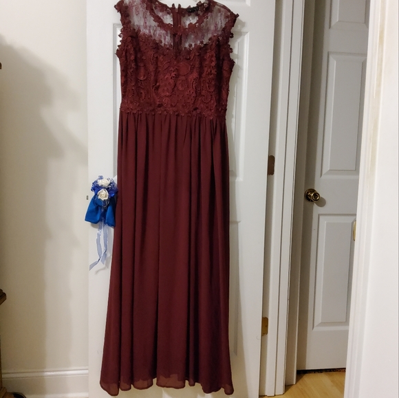 Soieblu Dresses & Skirts - SOIEBLU WINE EMBROIDRED MAXI SLEEVELESS DRESS SIZE 2XL